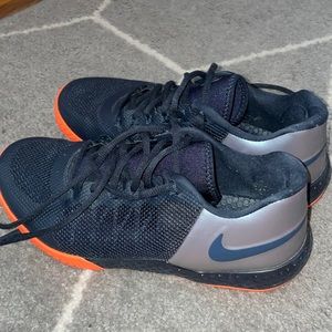 Nike womens tennis shoes size 9.5